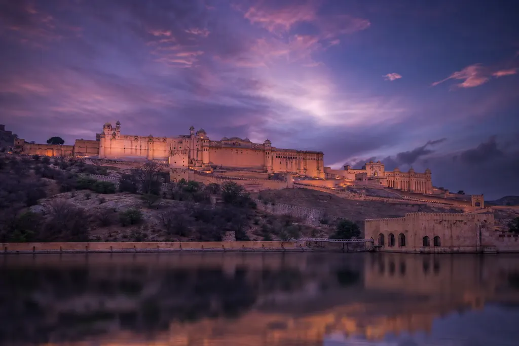 Fuerte de Amber sobre un lago cerca de Jaipur al atardecer (imagen generada con AI)