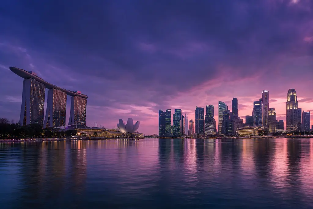 Frente marítimo de Singapur con la bahía y los rascacielos al atardecer (imagen generada con AI)