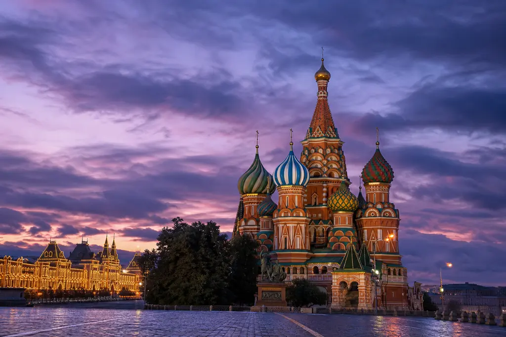 Plaza Roja de Moscú con cúpulas de colores al atardecer (imagen generada con AI)