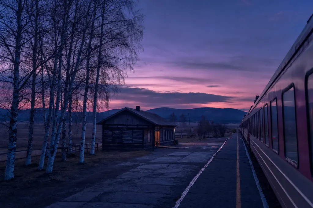 Tren de largo recorrido detenido en un andén de la estepa al atardecer (imagen generada con AI)